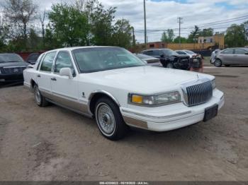  Salvage Lincoln Towncar