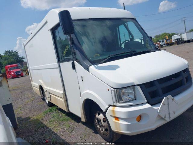 Salvage Isuzu Commercial Van