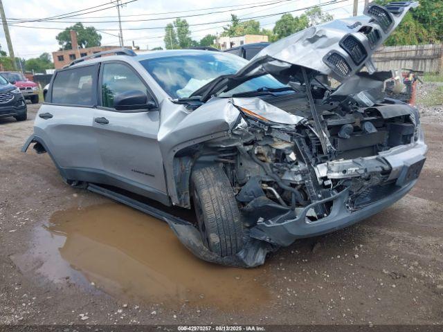  Salvage Jeep Cherokee
