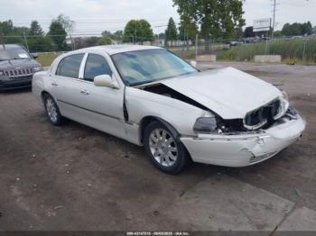  Salvage Lincoln Towncar