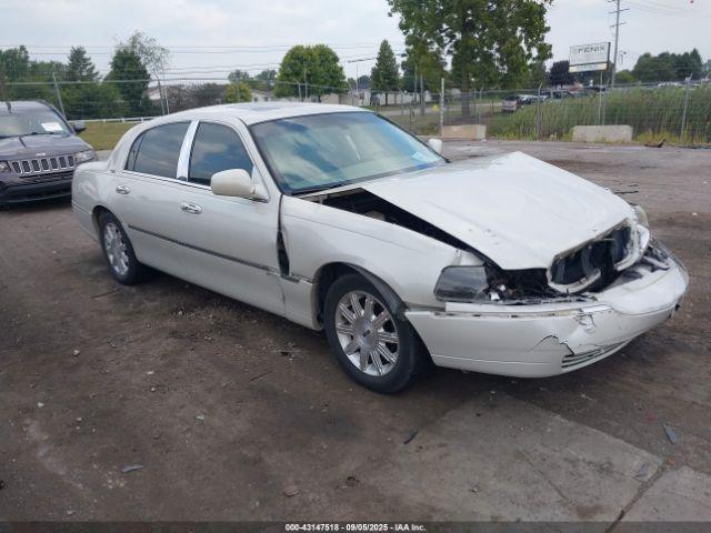  Salvage Lincoln Towncar