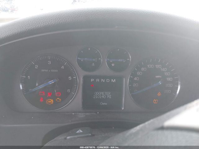 Cadillac Escalade Standard Image 9