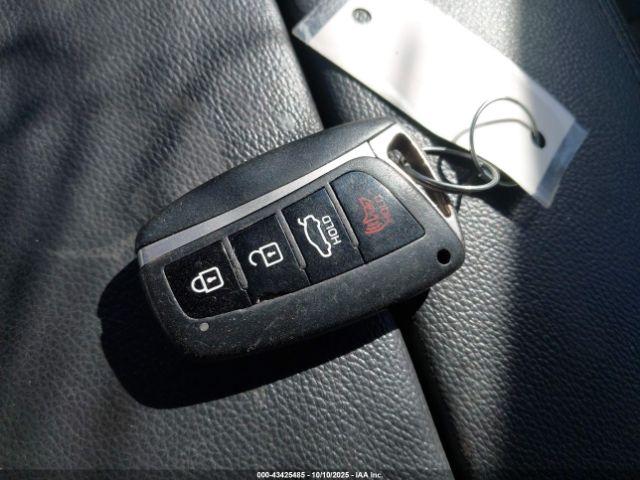 Hyundai Genesis 3.8 Image 11