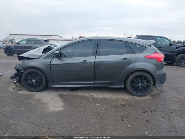 Ford Focus St Image 11
