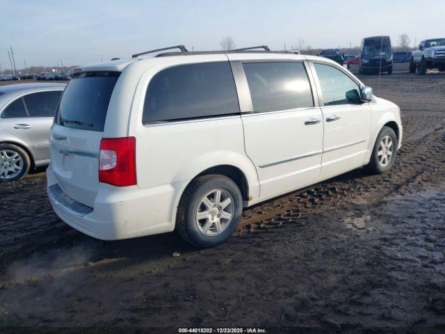 Chrysler Town & Country Touring Image 8