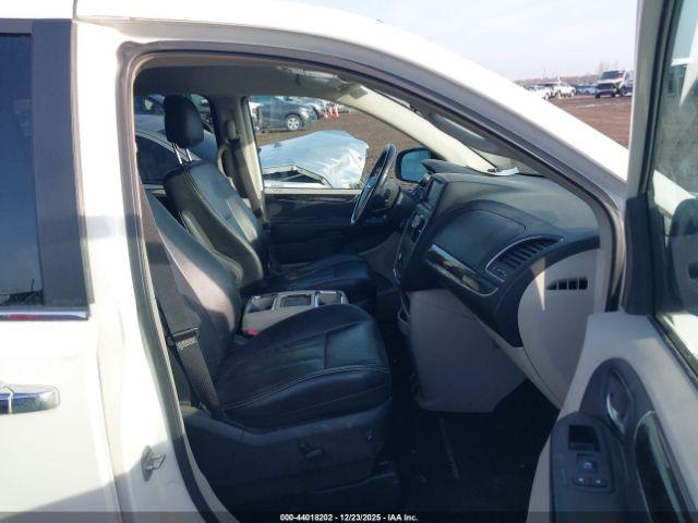 Chrysler Town & Country Touring Image 5