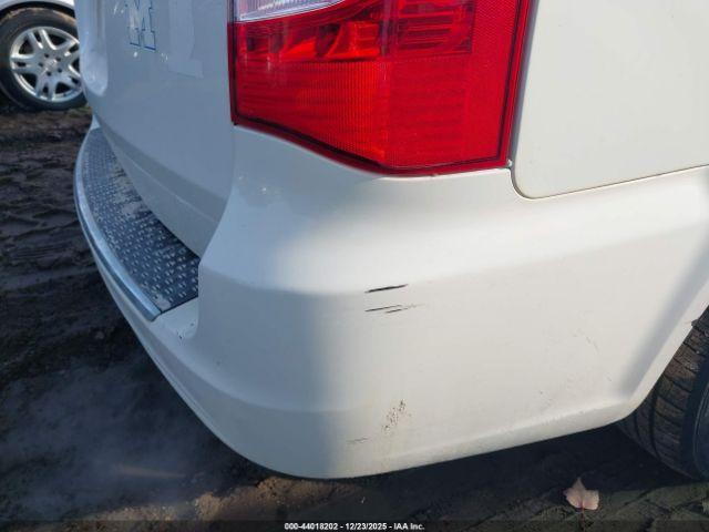 Chrysler Town & Country Touring Image 7