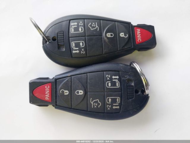 Chrysler Town & Country Touring Image 12