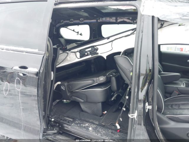 Chrysler Pacifica Limited Awd Image 7