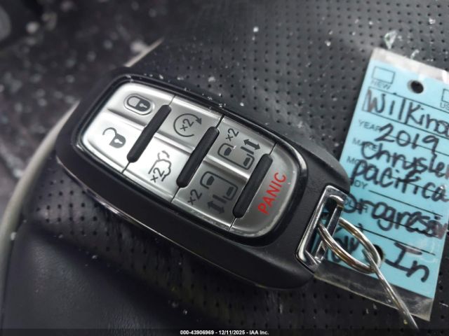 Chrysler Pacifica Limited Awd Image 12