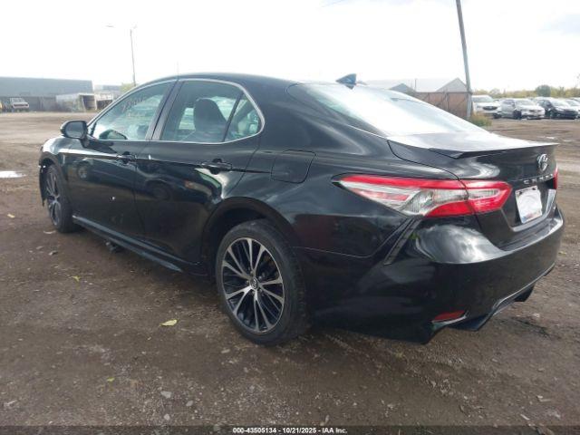 Toyota Camry Se Image 16