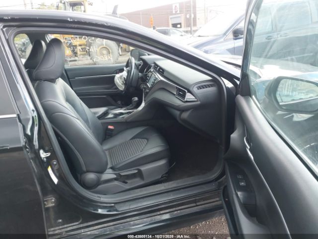 Toyota Camry Se Image 11