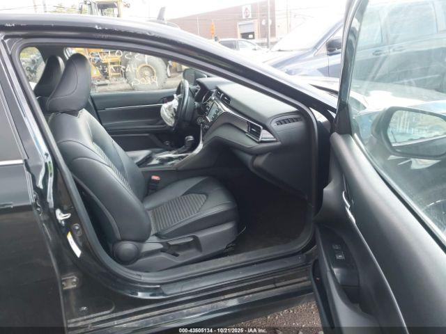 Toyota Camry Se Image 11