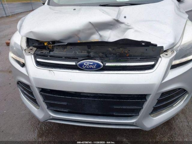 Ford Escape Titanium Image 3