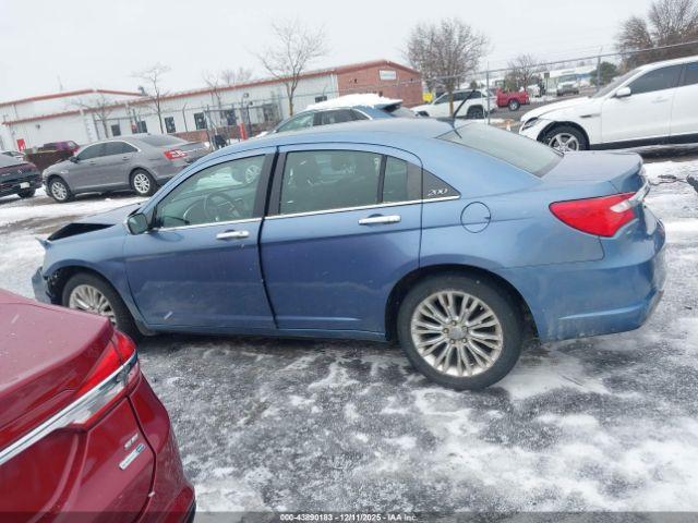 Chrysler 200 Limited Image 12