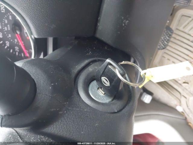 Nissan Rogue S Image 3