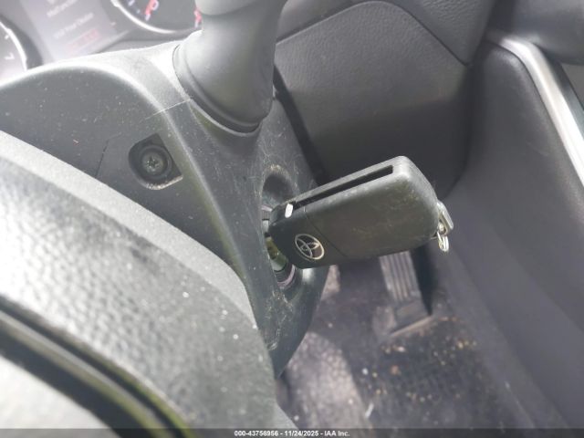 Toyota RAV4 Le Image 16