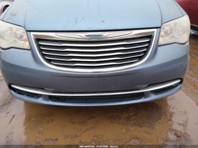 Chrysler Town & Country Touring Image 7