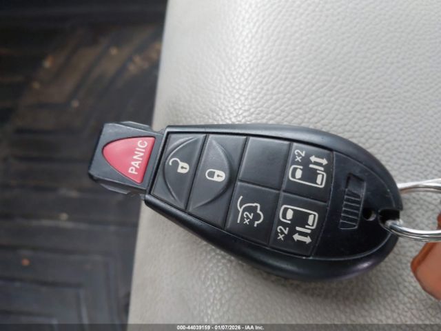 Chrysler Town & Country Touring Image 4