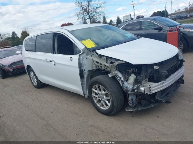 Chrysler Pacifica Touring Image 1