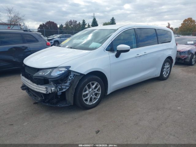 Chrysler Pacifica Touring Image 2