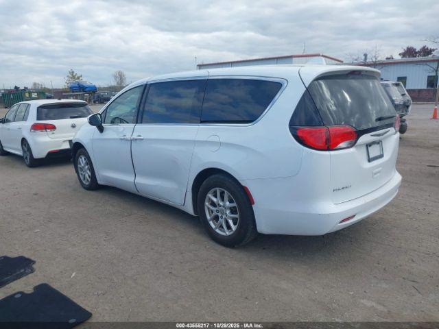 Chrysler Pacifica Touring Image 10