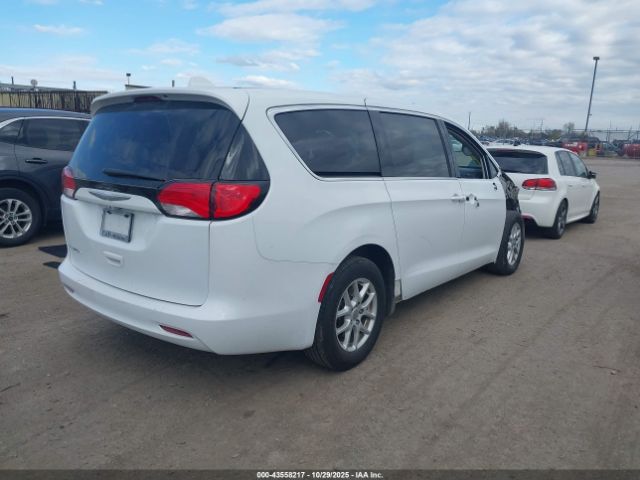 Chrysler Pacifica Touring Image 5