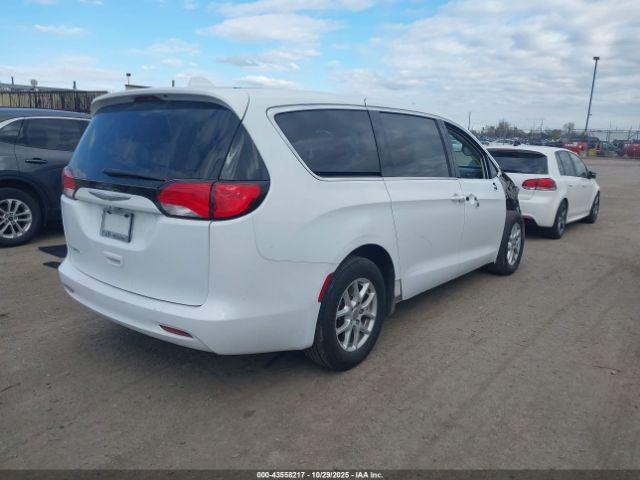 Chrysler Pacifica Touring Image 5