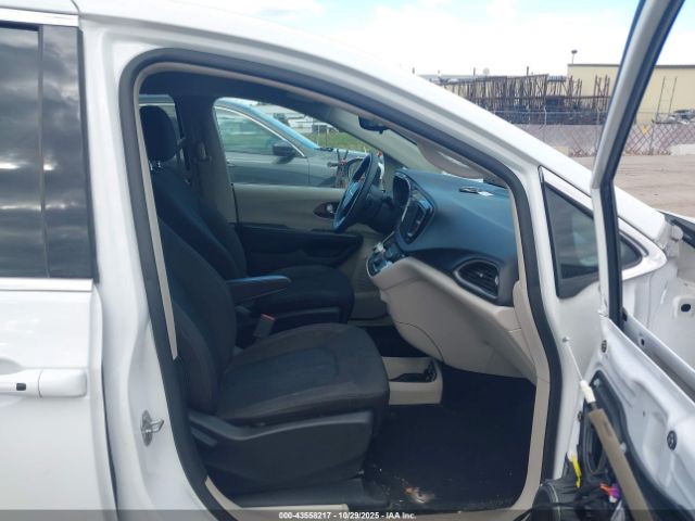 Chrysler Pacifica Touring Image 13