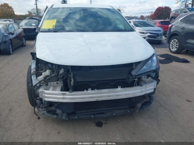 Chrysler Pacifica Touring Image 3