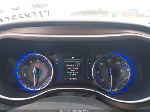 Chrysler Pacifica Touring Image 4