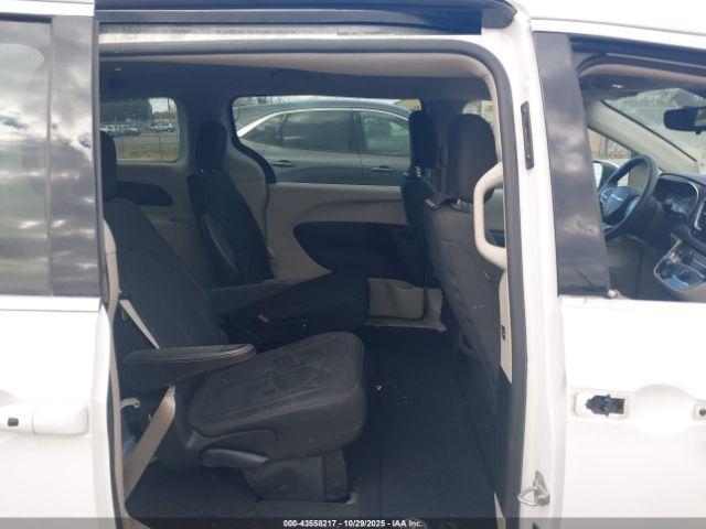 Chrysler Pacifica Touring Image 17