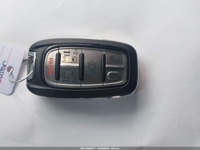 Chrysler Pacifica Touring Image 16