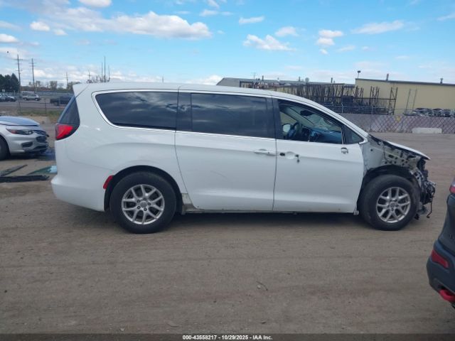 Chrysler Pacifica Touring Image 8