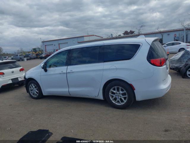 Chrysler Pacifica Touring Image 9