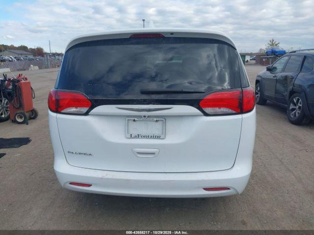 Chrysler Pacifica Touring Image 14