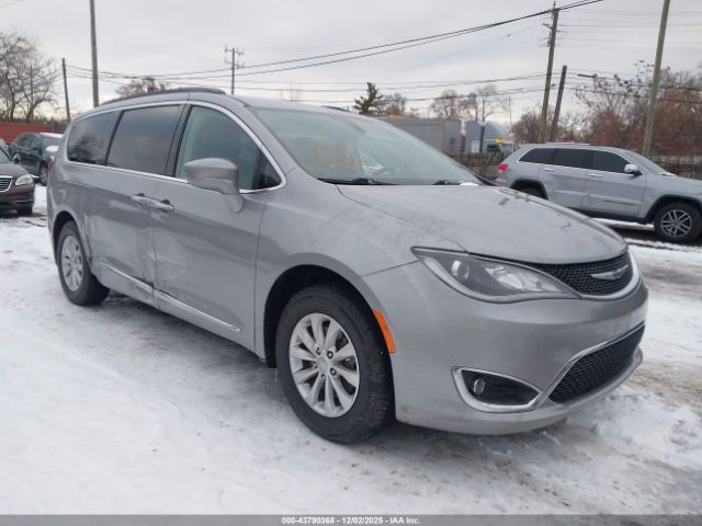 Chrysler Pacifica Touring-l Image 1