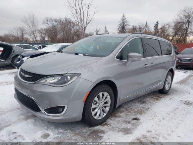 Chrysler Pacifica Touring-l Image 9