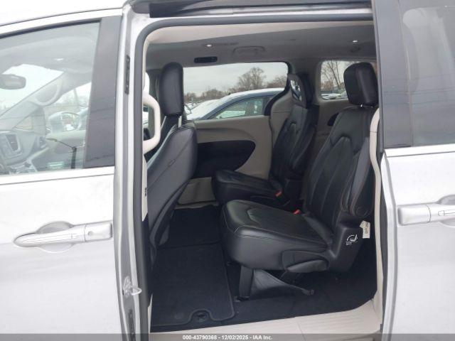 Chrysler Pacifica Touring-l Image 6