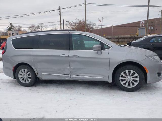 Chrysler Pacifica Touring-l Image 5