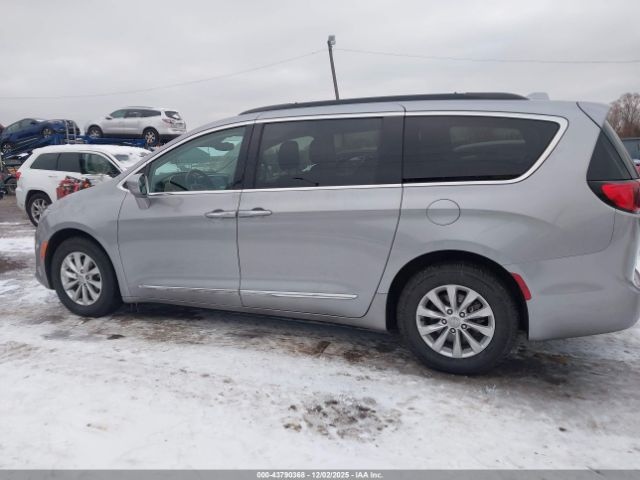 Chrysler Pacifica Touring-l Image 14