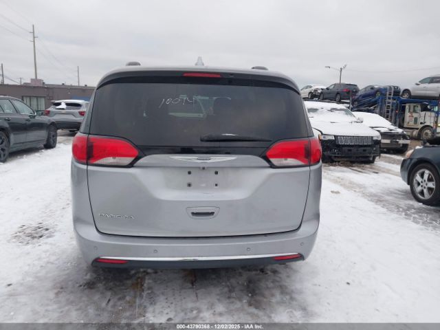 Chrysler Pacifica Touring-l Image 2