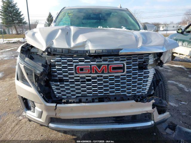 GMC Yukon 4wd Denali Image 2